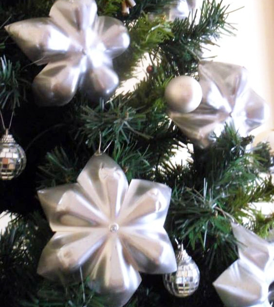 Creative recycling Christmas decorations from plastic bottles! Areyour