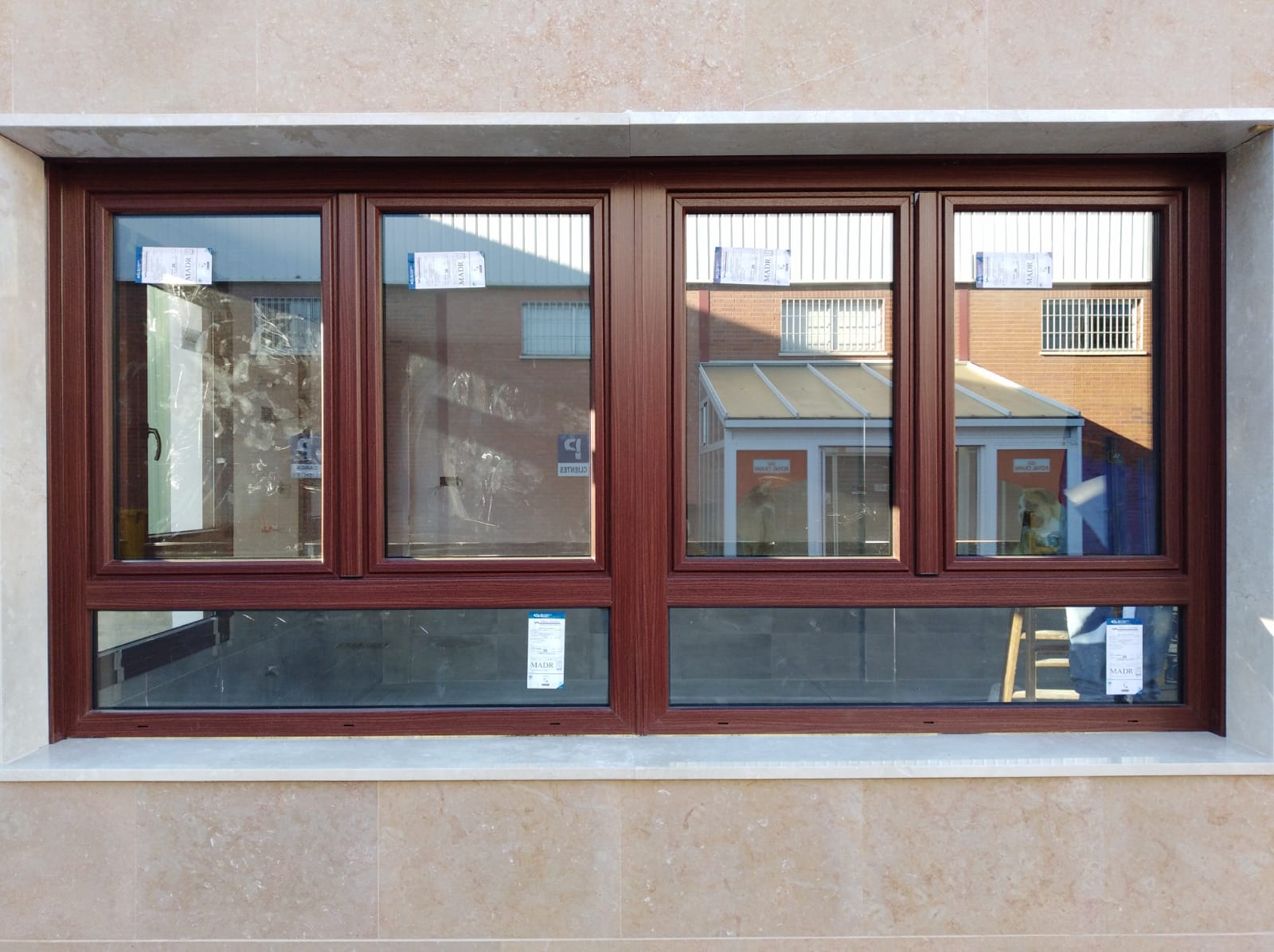 Ventanas de PVC imitación madera con vidrio de seguridad para comercio