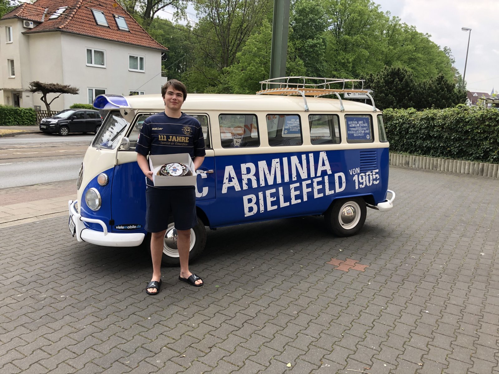 Arminis werden mit Geburtstagskuchen überrascht DSC Arminia Bielefeld
