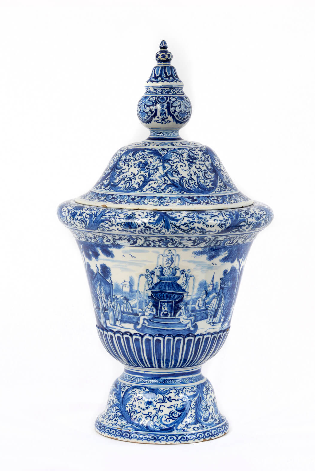 77 Elegant Blue and White Vase with Lid hadir
