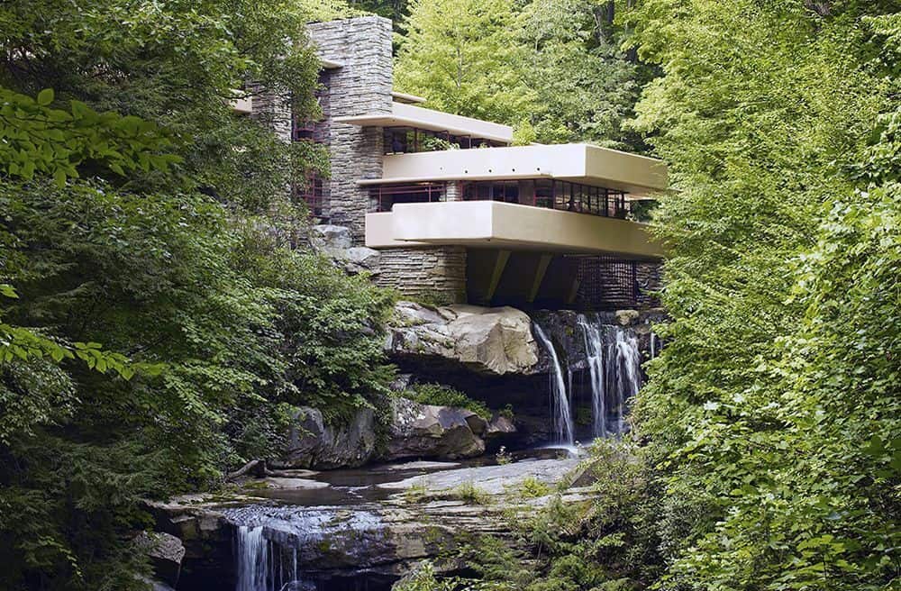 Fallingwater, designed by frank lloyd wright in 1935 and completed in 1937; La casa de la cascada del arquitecto Frank Lloyd Wright