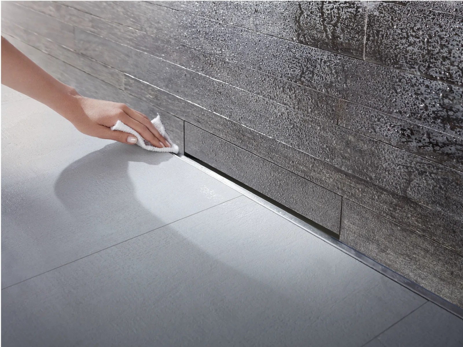 Pulizia della casa Scarico doccia a parete geberit