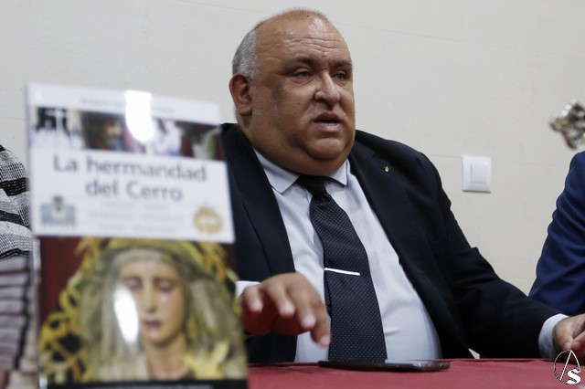 Presentado el libro "La Hermandad del Cerro" obra del fotoperiodista