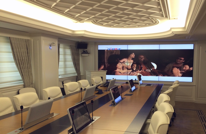 Monitors and audiovisual installations for conference rooms
