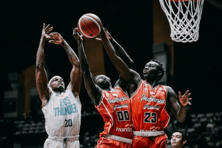 Dalam Pertandingan Bola Basket Seorang Pemain Dinyatakan Melakukan