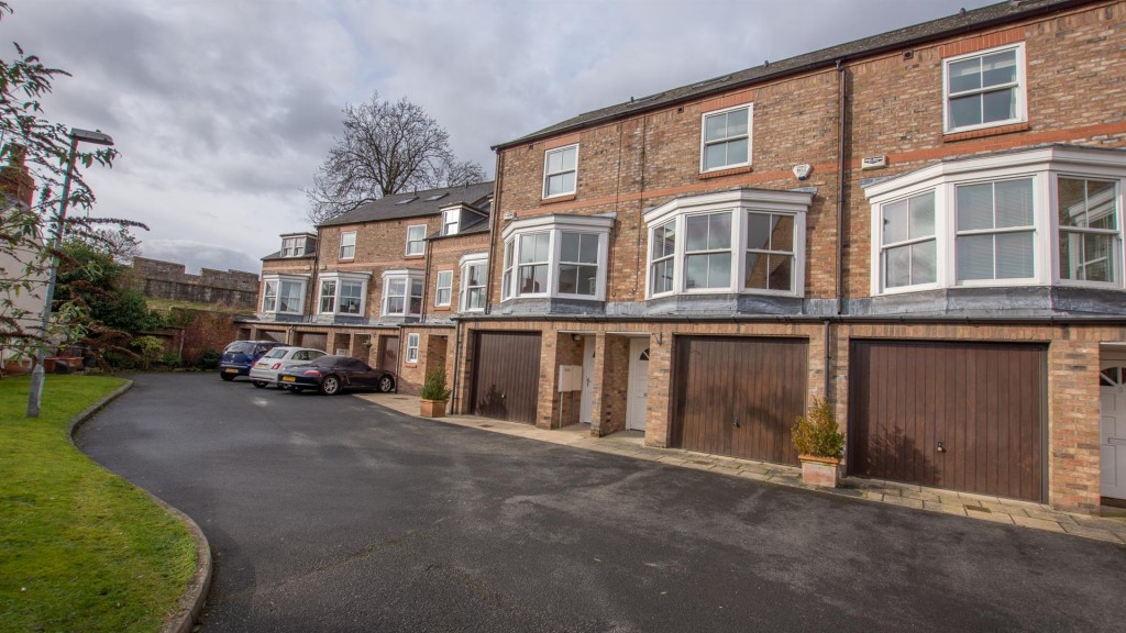 Dewsbury Court, York, YO1 6LH, 3 bedroom, House Terraced