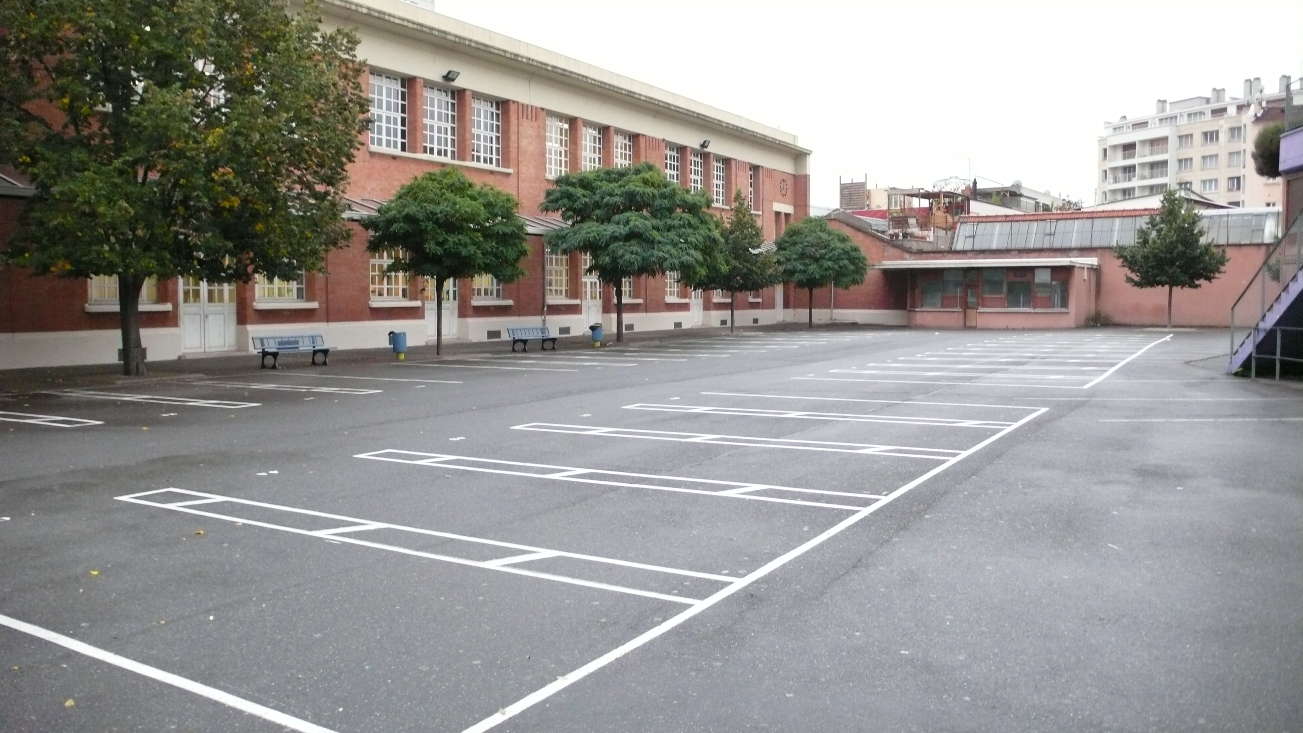 Cour De Récréation La cour de récréation est un lieu délimité