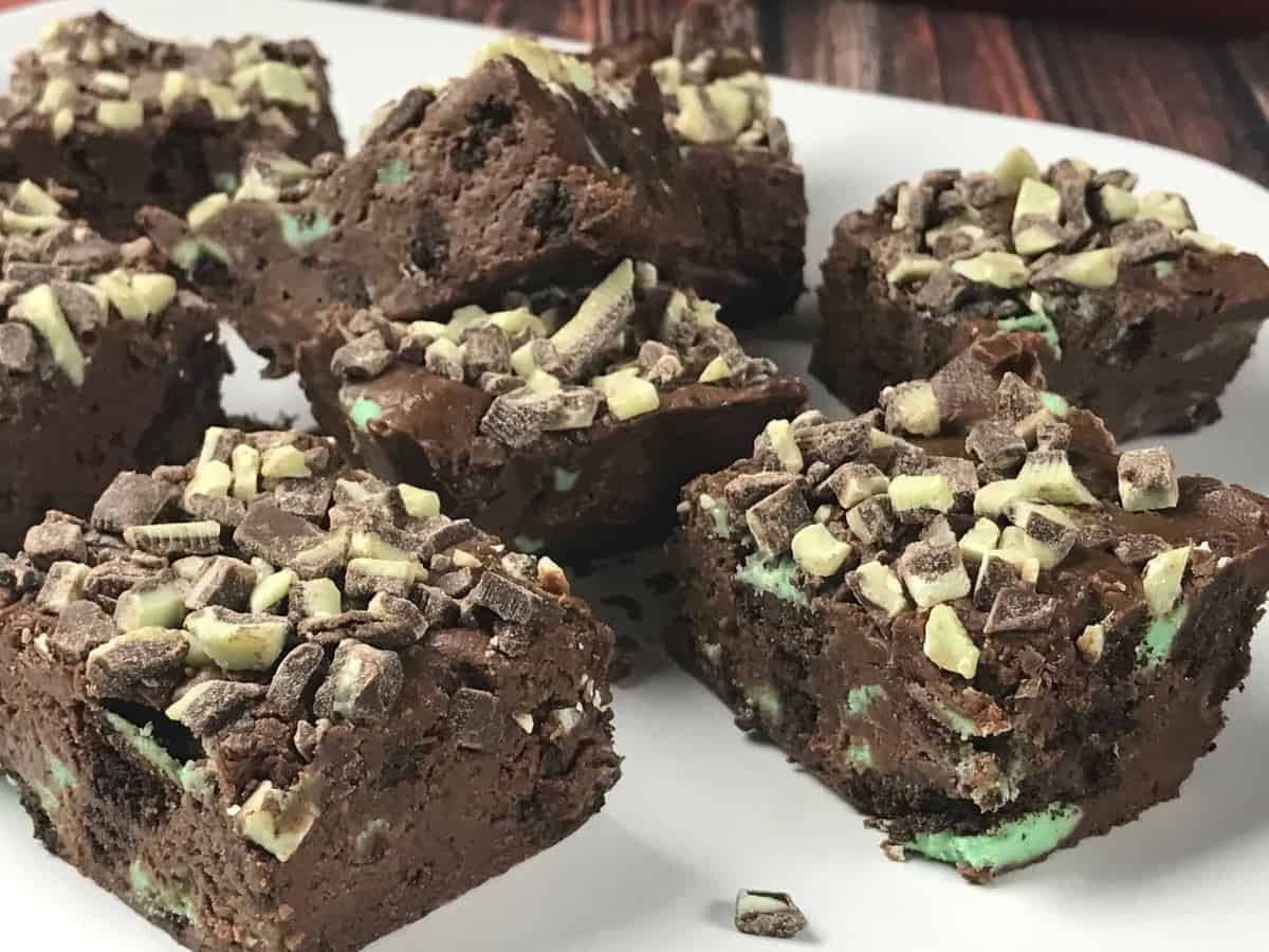 Mint chocolate fudge ins a simple fudge recipe that looks fancy and tastes amazing! Easy Oreo Mint Fudge for your Saint Patricks Day party