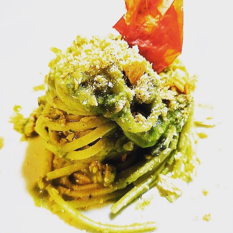 Linguine con alici, limone crema di scarole e biscotto Associazione
