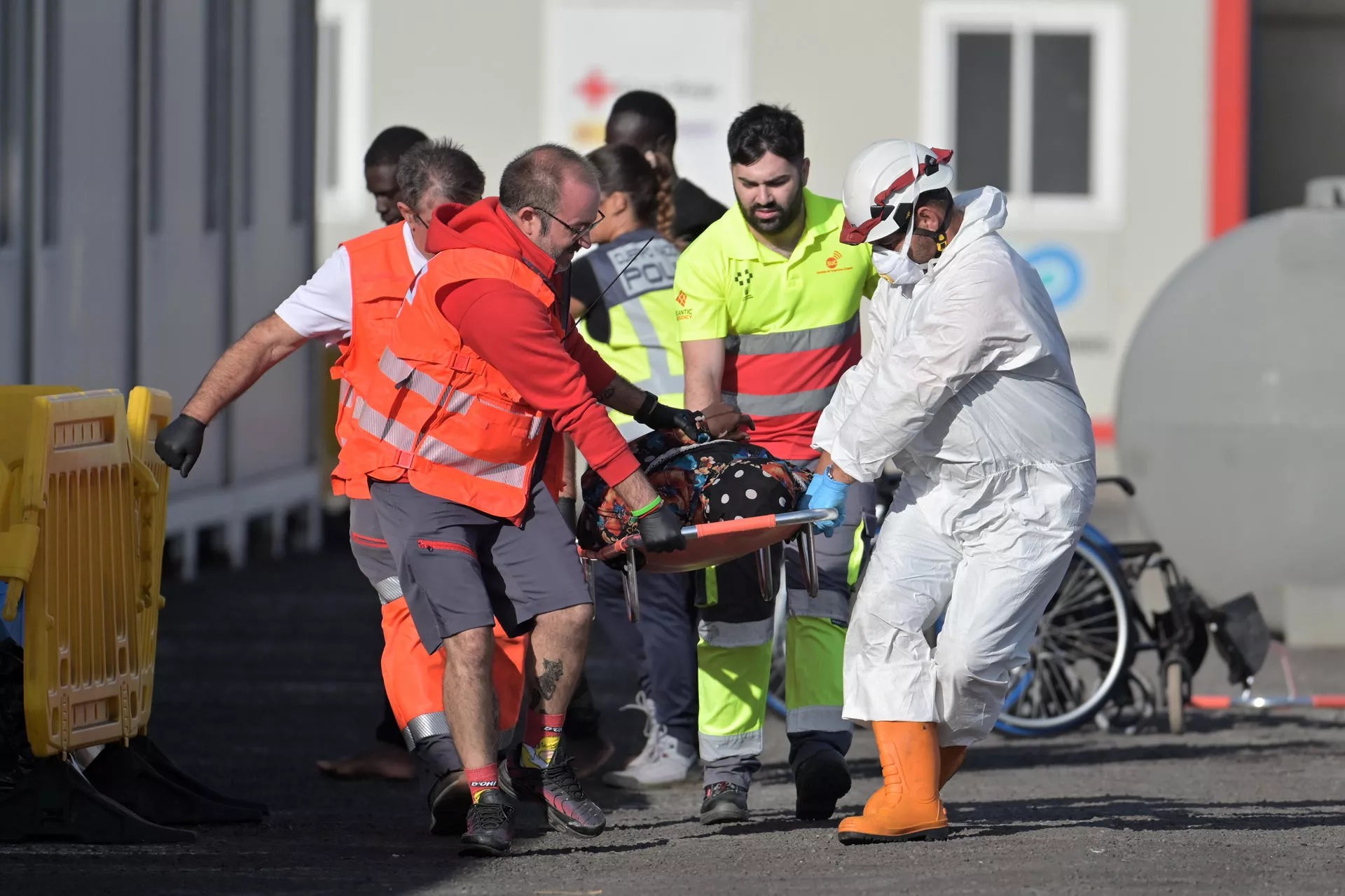 A Man Dies After Being Evacuated to Tenerife Following Arrival in El Hierro by Small Boat