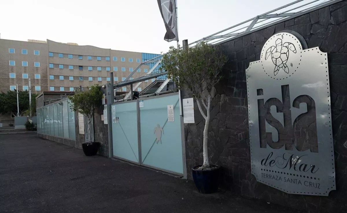 Fire Damages Abandoned Isla de Mar Terrace in Santa Cruz de Tenerife