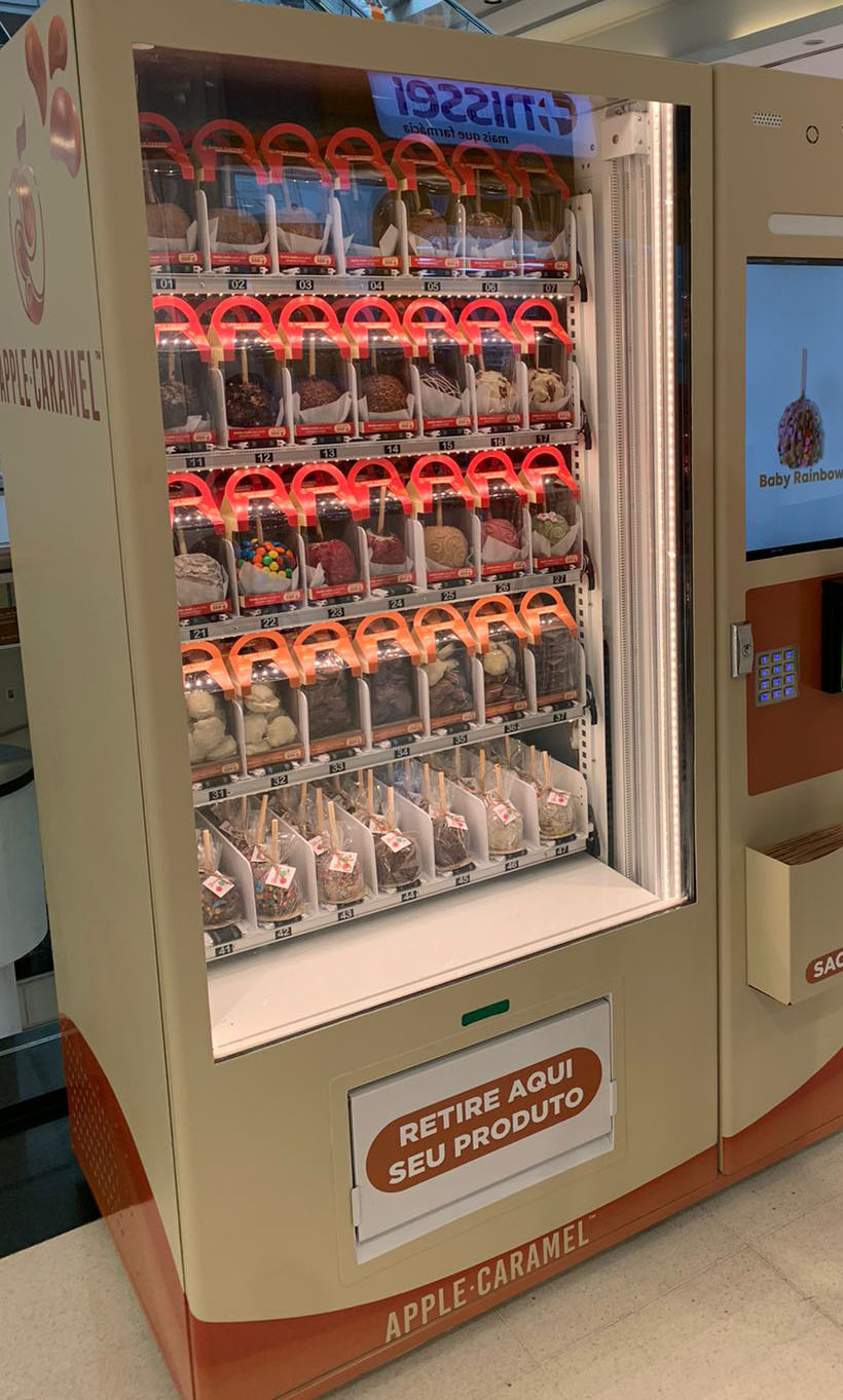 AToupeira » Primeira vending machine de maçãs caramelizadas da América