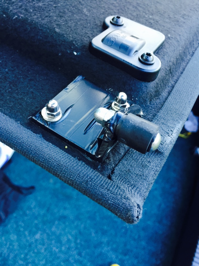 Do Audi stock parcel shelf hinges?