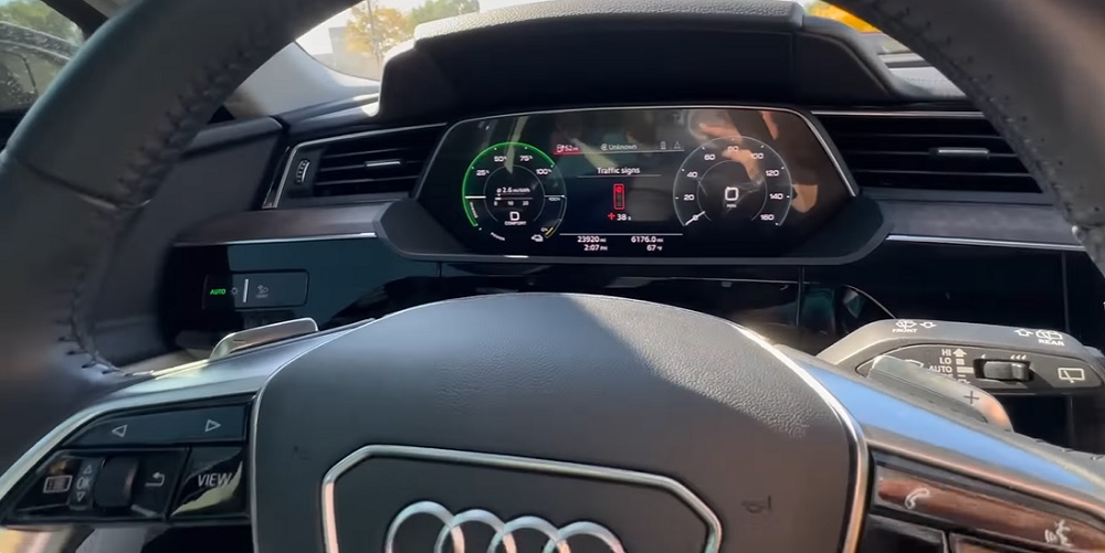 Audis Can Talk to Traffic Lights??? (Audi Traffic Light Information
