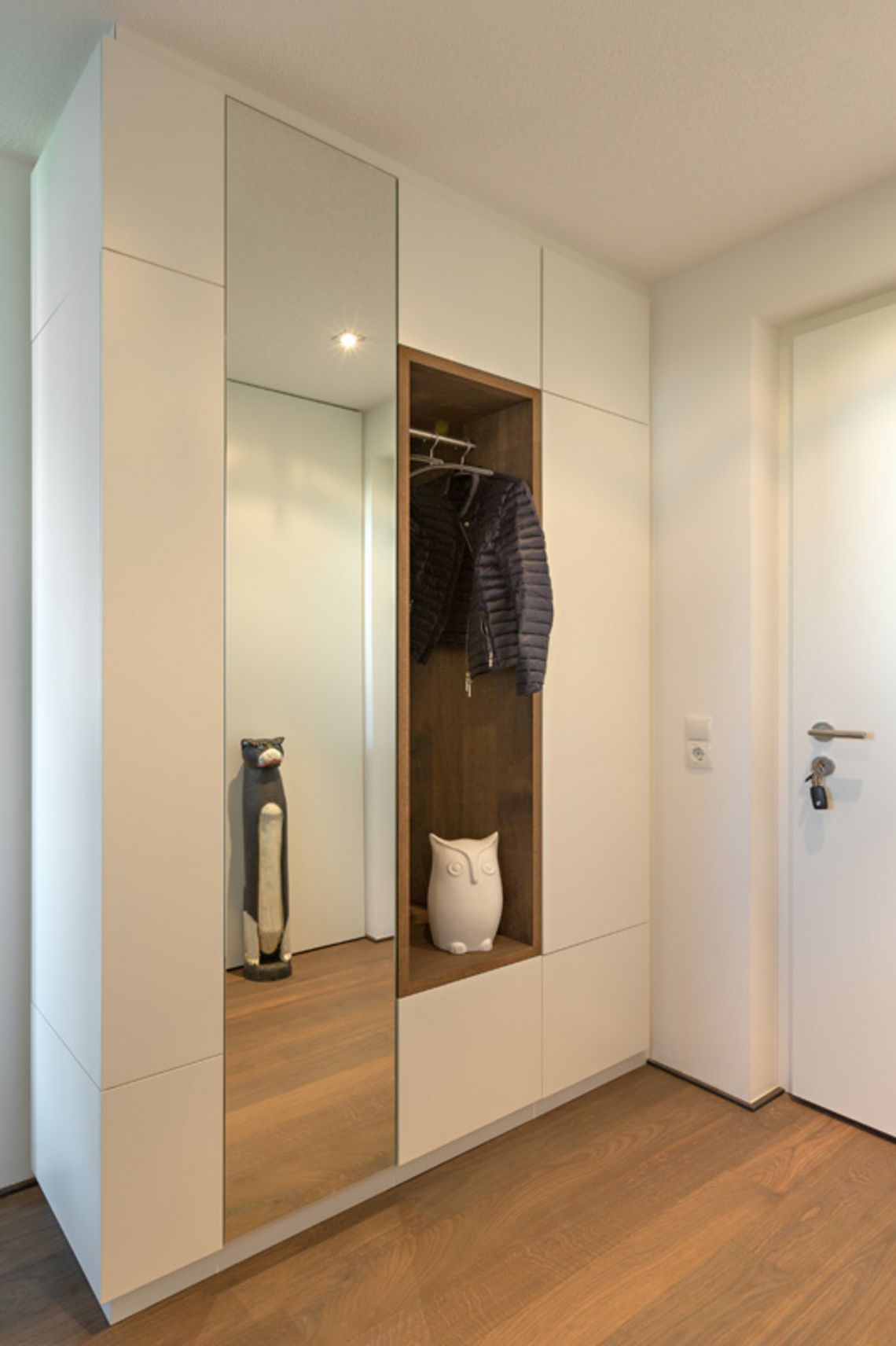 Einbaugarderobe als Windschutz in weissem Schleiflack AUF&ZU