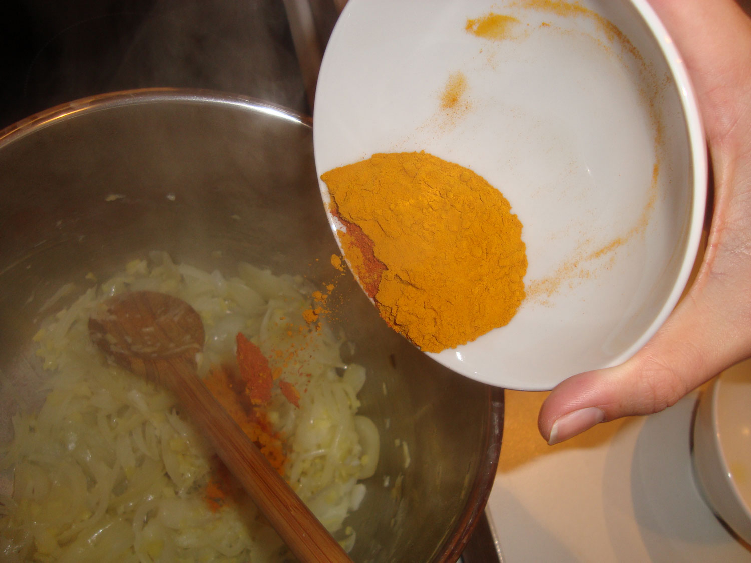 curry_adding_spices Aussie in France