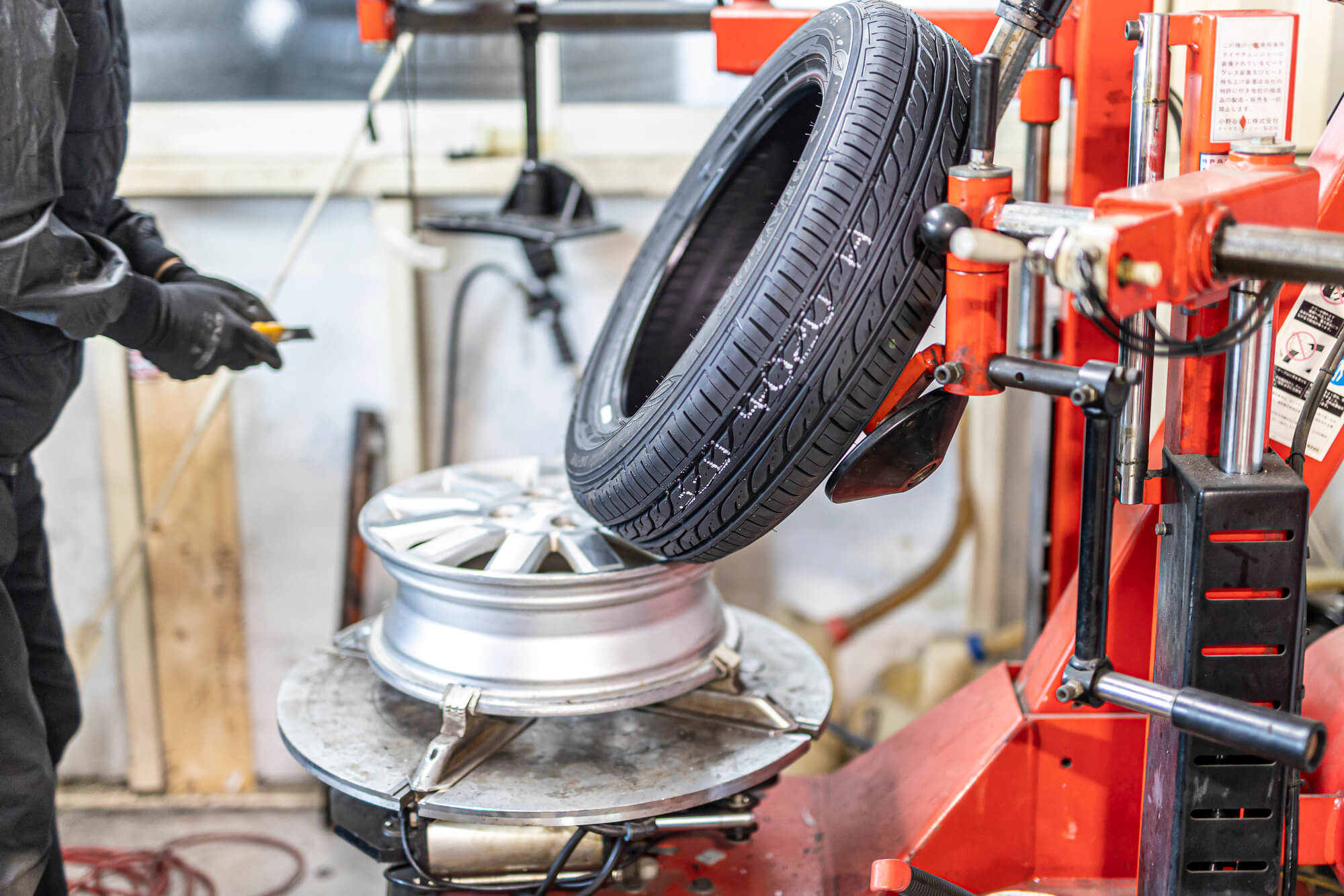 タイヤ交換でホイールはそのまま？組み換えより履き替えがいい理由｜オートバックス公式ブランドサイト