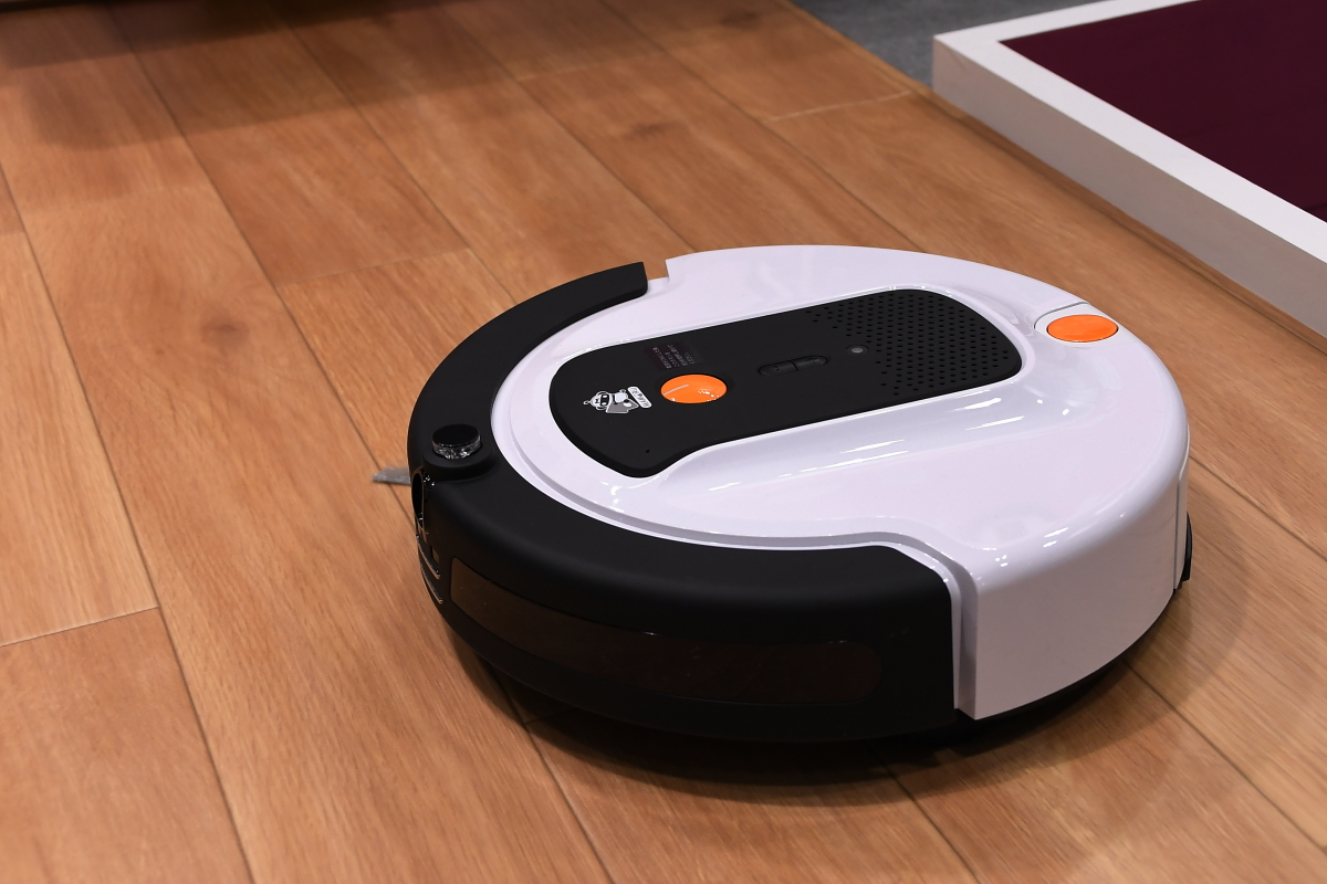 家族やペットの様子をスマホで確認できる「見守り機能付き」ロボット掃除機