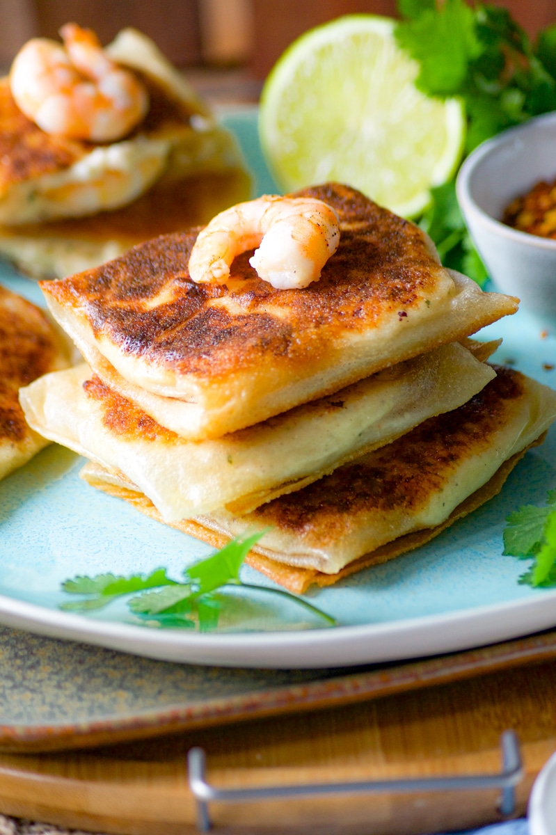 Brick aux crevettes à la béchamel · Aux délices du palais