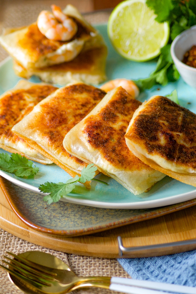 Brick aux crevettes à la béchamel · Aux délices du palais