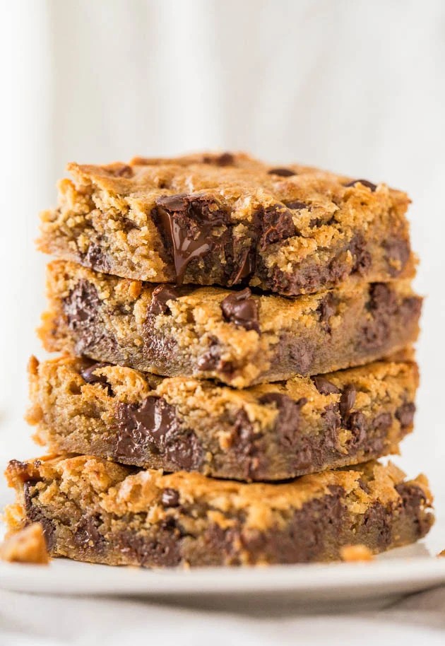 Peanut Butter Chocolate Chip Bars (7 Ingredients!) Averie Cooks