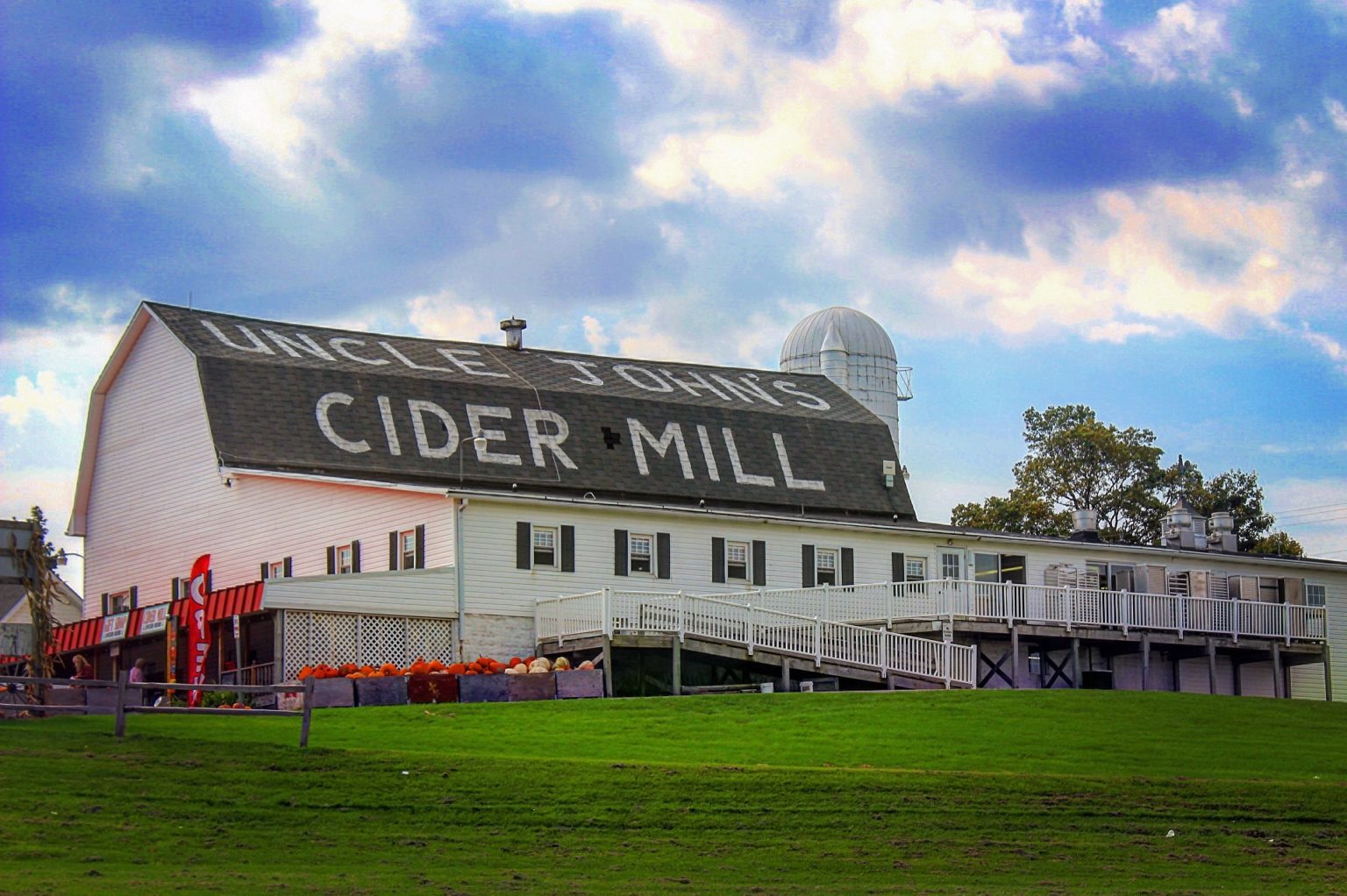 2024 BEST Guide to Cider Mills & Apple Orchards in Michigan