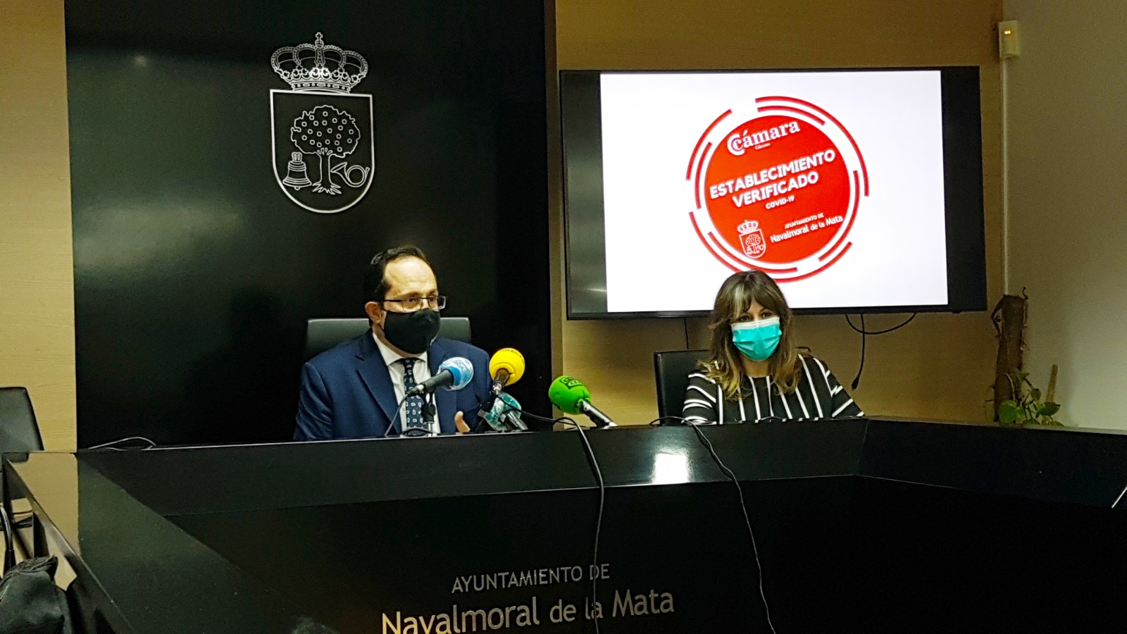 La Alcaldesa de Navalmoral y el Secretario General de la Cámara de