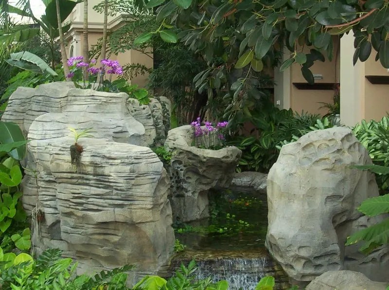 Backyard waterfall ideas for a relaxing atmosphere