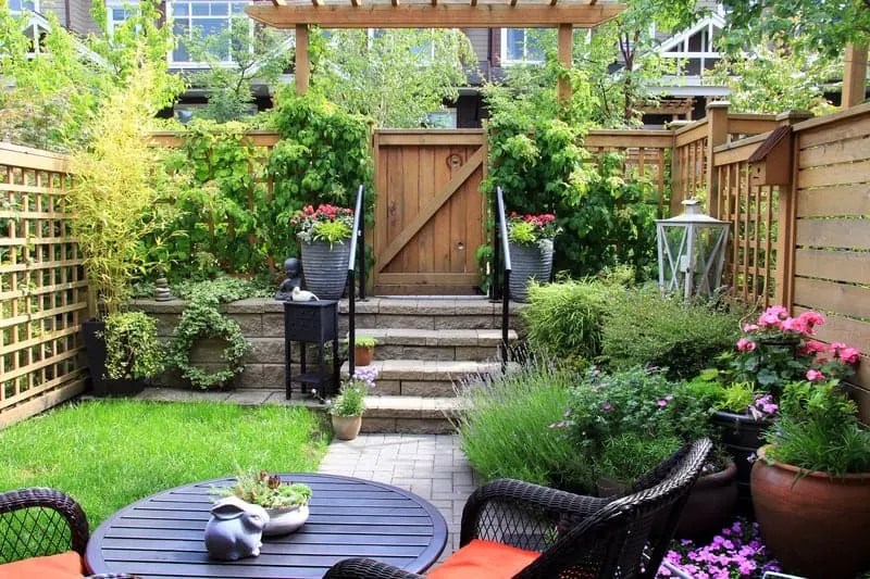 Effective landscaping ideas for small backyards