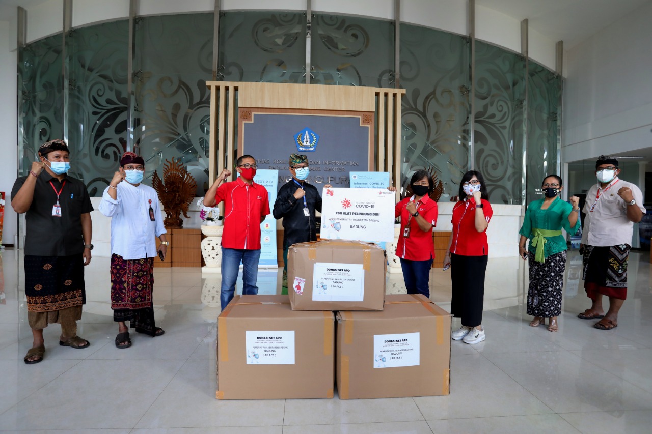Wabup Suiasa Terima Bantuan 100 Set APD Dari Telkomsel