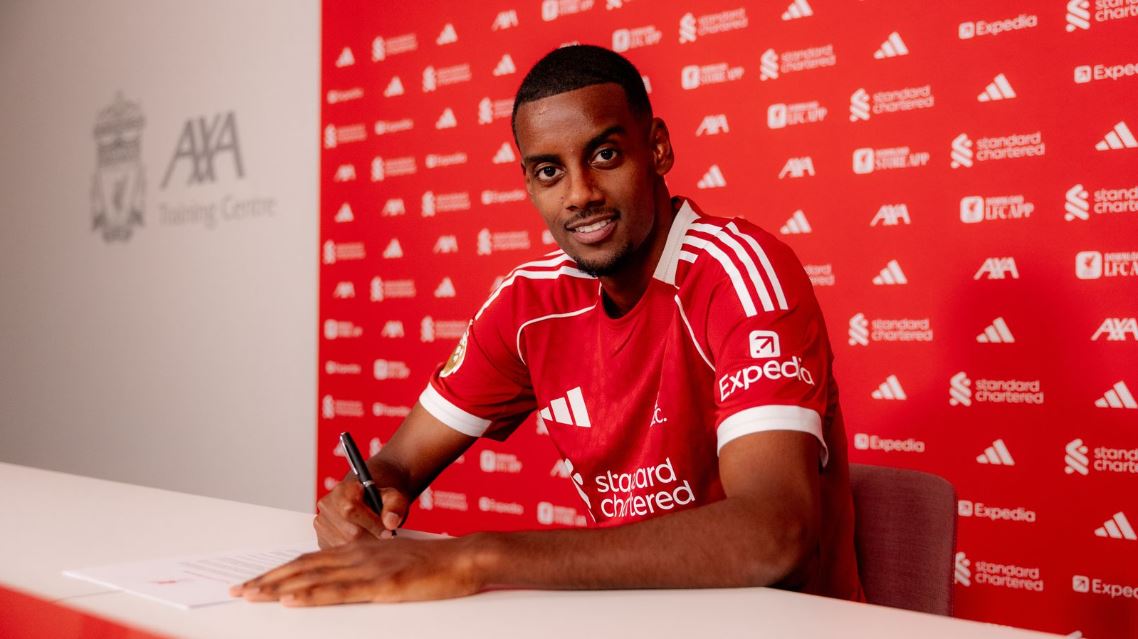 “Isak ndër më të mirët në botë”, Slot vlerëson blerjen e re, por frenon debutimin e suedezit me “The Reds”