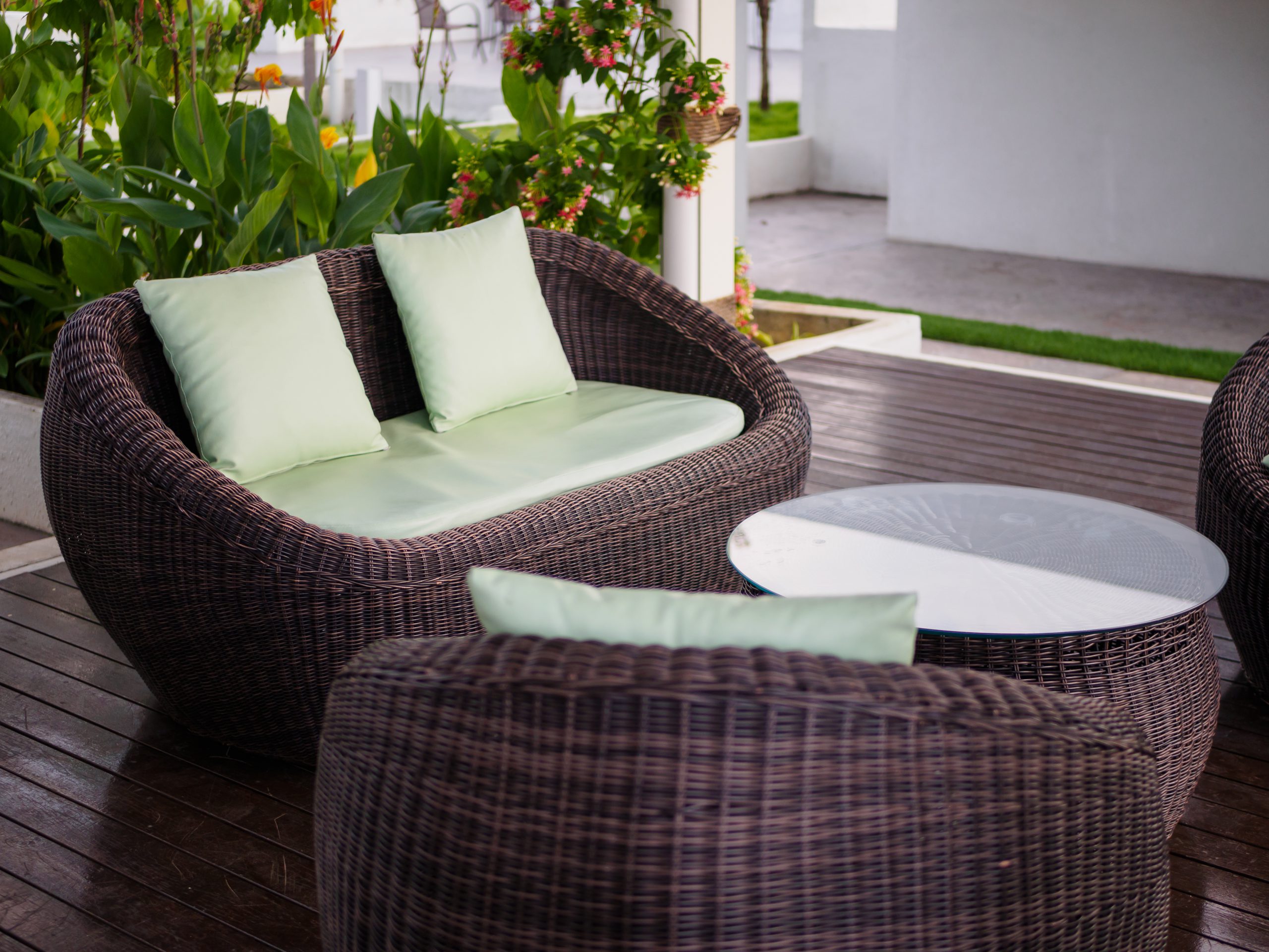Balkonmöbel aus Rattan ein Geflecht, das gute Laune macht