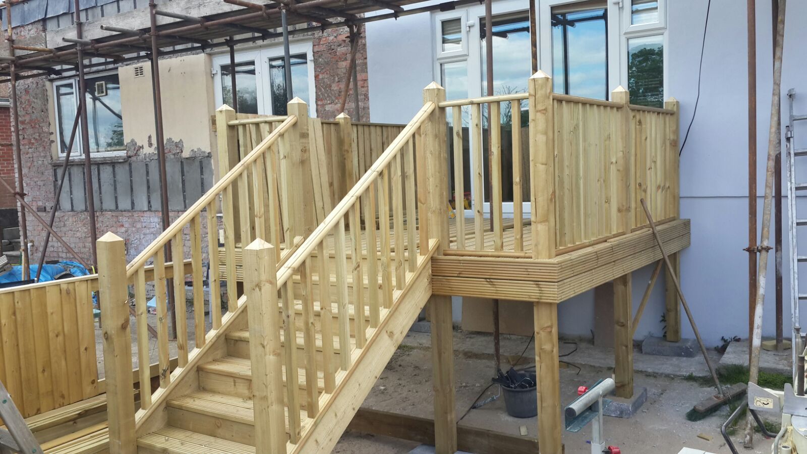 Decking and Fencing Installations and fitting in Swansea Banfield
