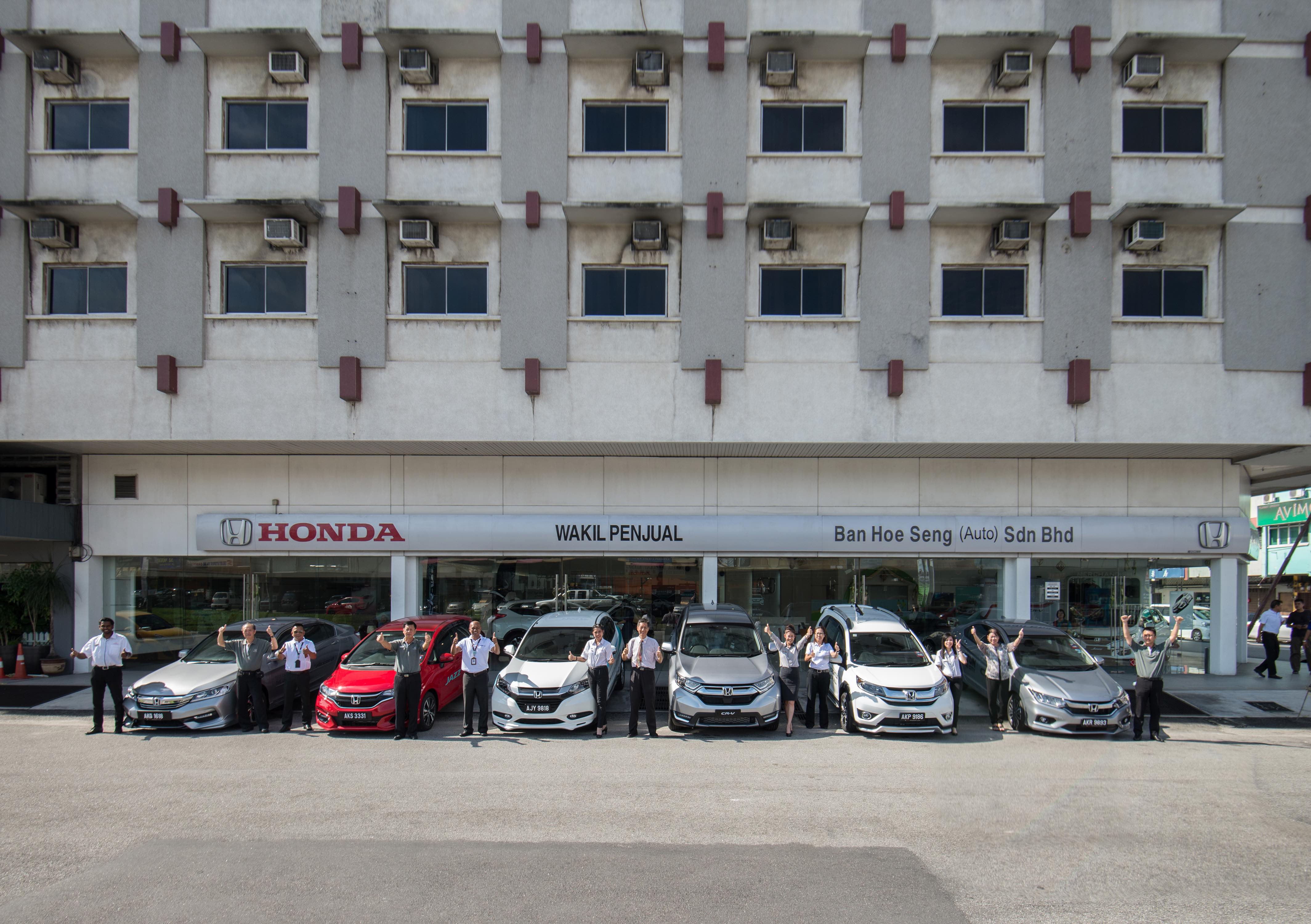 Adventurous Honda CRV Parades Through Ipoh, Malaysia