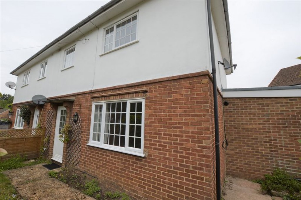 3 Bedroom SemiDetached House, Hillingdon Rise, Sevenoaks Bardens Estates