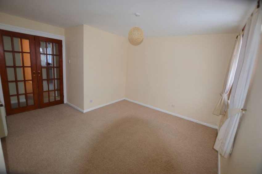 First Floor 1 Bed Flat on Quiet Road with Own Entrance and Parking
