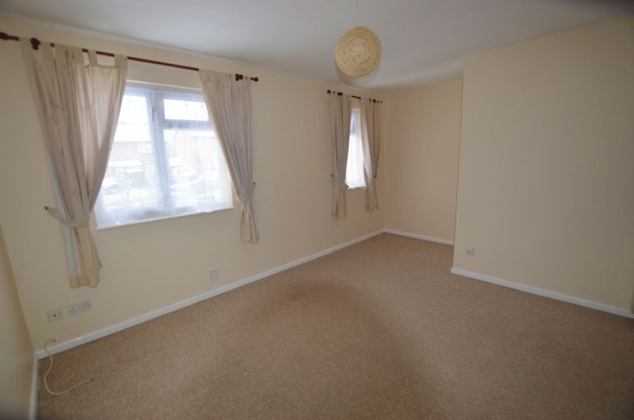 First Floor 1 Bed Flat on Quiet Road with Own Entrance and Parking