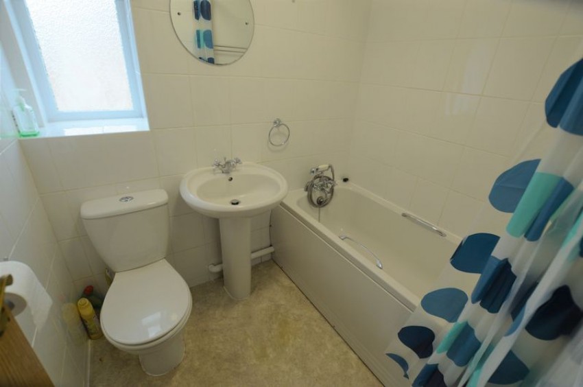 First Floor 1 Bed Flat on Quiet Road with Own Entrance and Parking