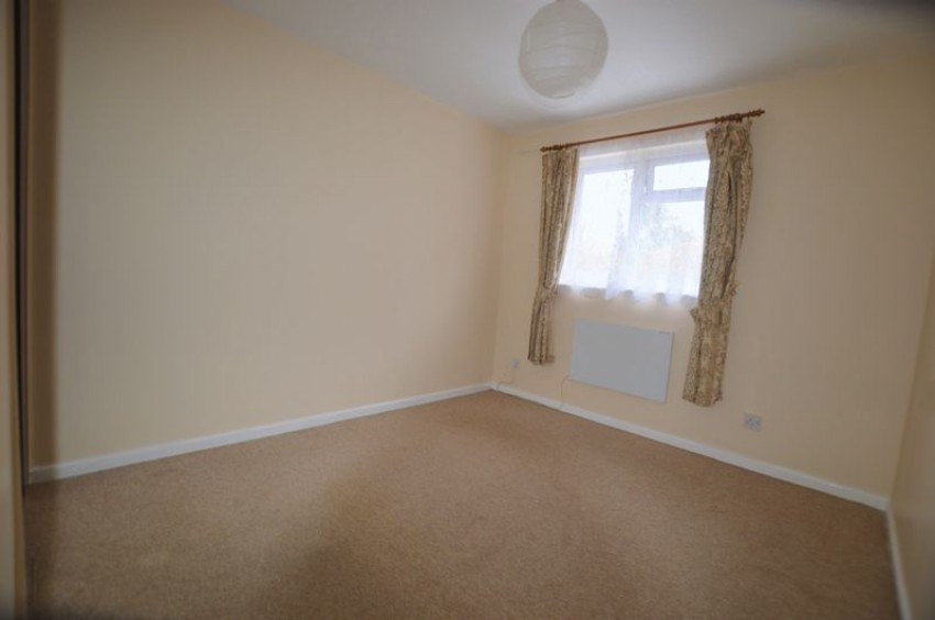 First Floor 1 Bed Flat on Quiet Road with Own Entrance and Parking