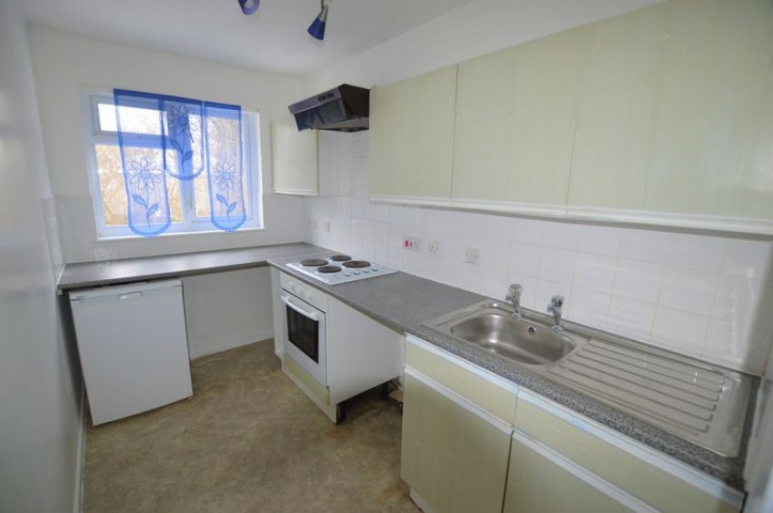 First Floor 1 Bed Flat on Quiet Road with Own Entrance and Parking