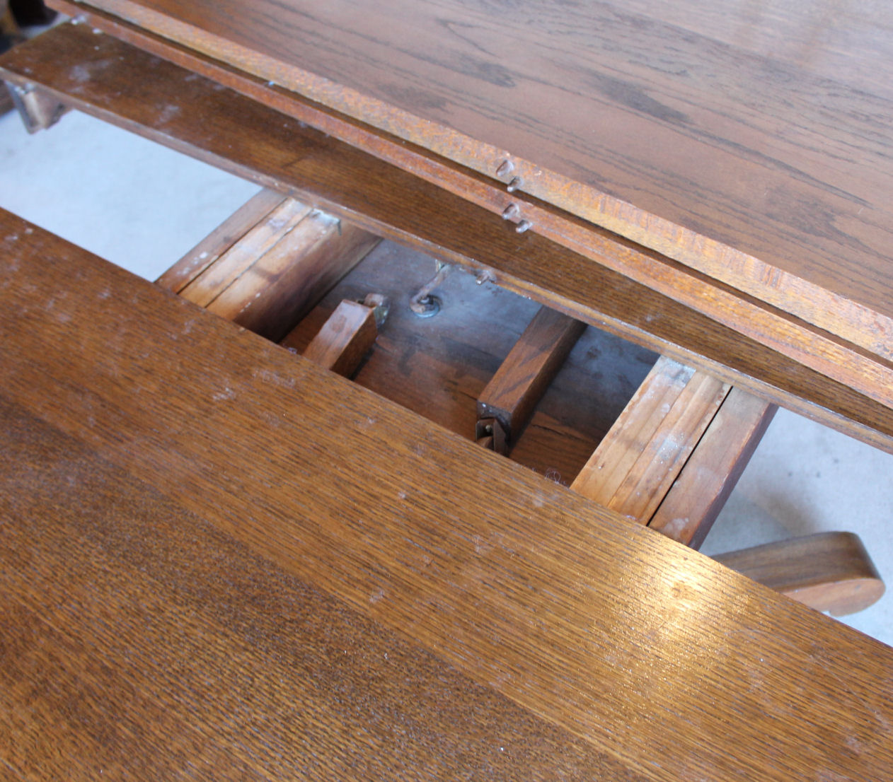 Bargain John's Antiques Antique Round Oak Mission style Table 54