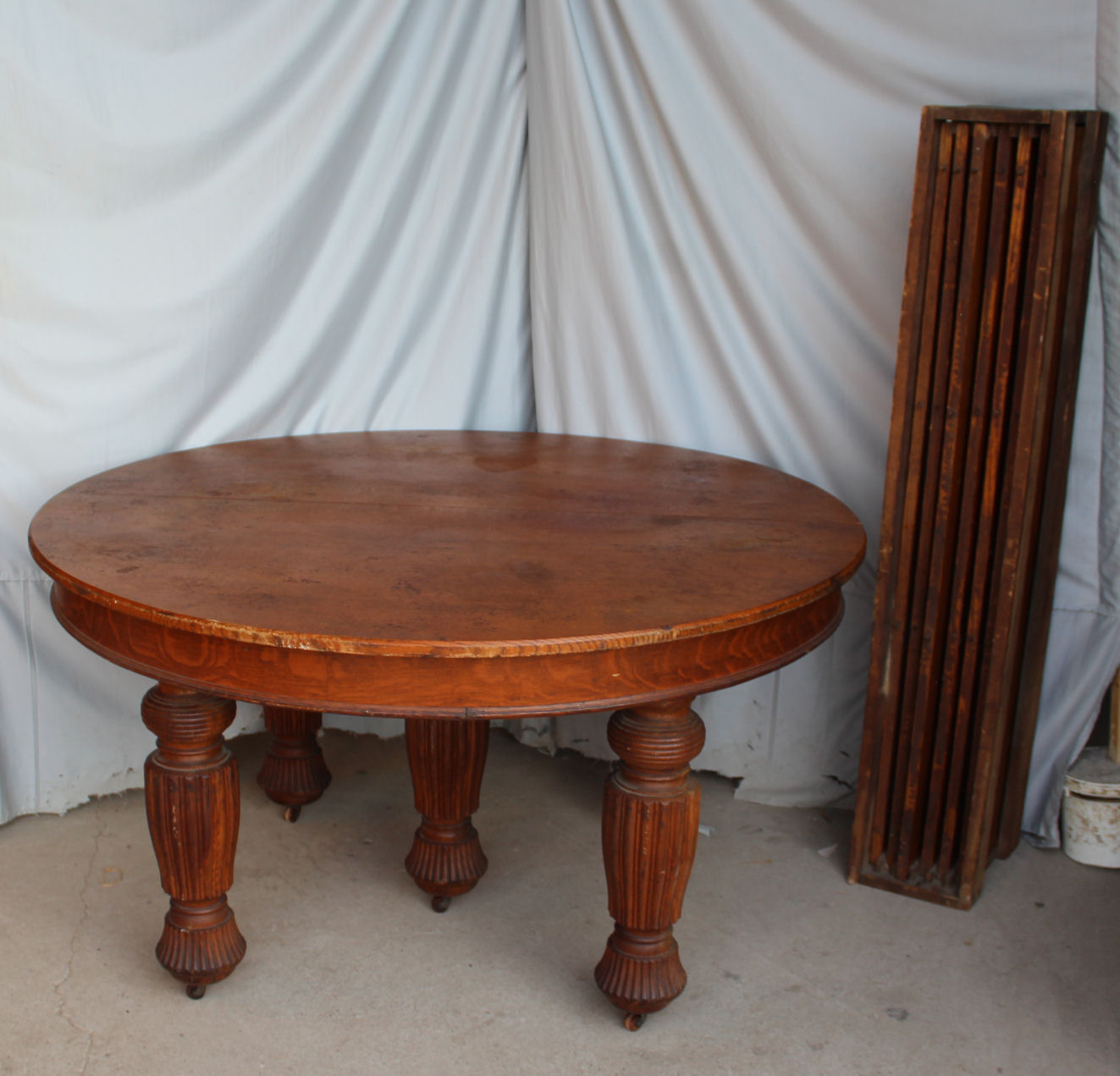 Bargain John's Antiques Antique Round Oak Dining Table with five legs