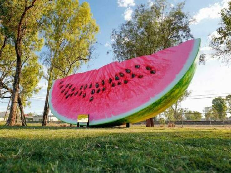 Exploring Gigantic Objects From Around The World Barnorama