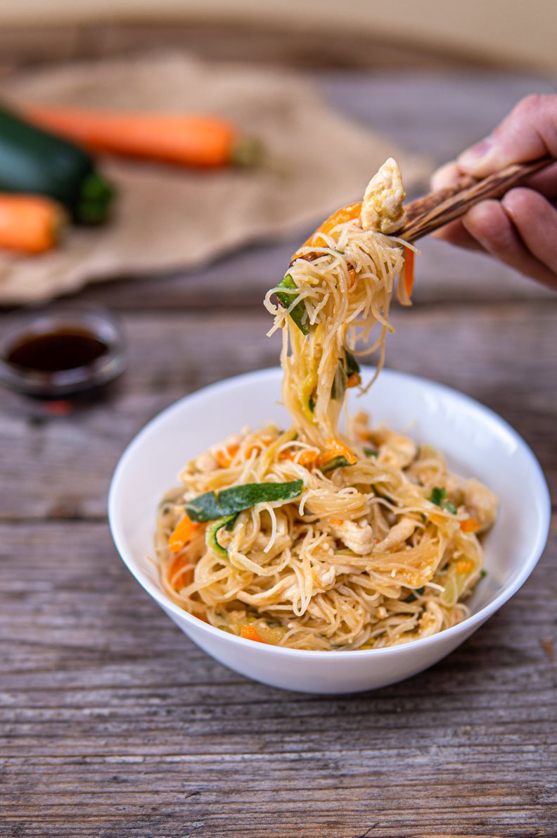 Spaghetti di riso con verdure e pollo Basilico Secco