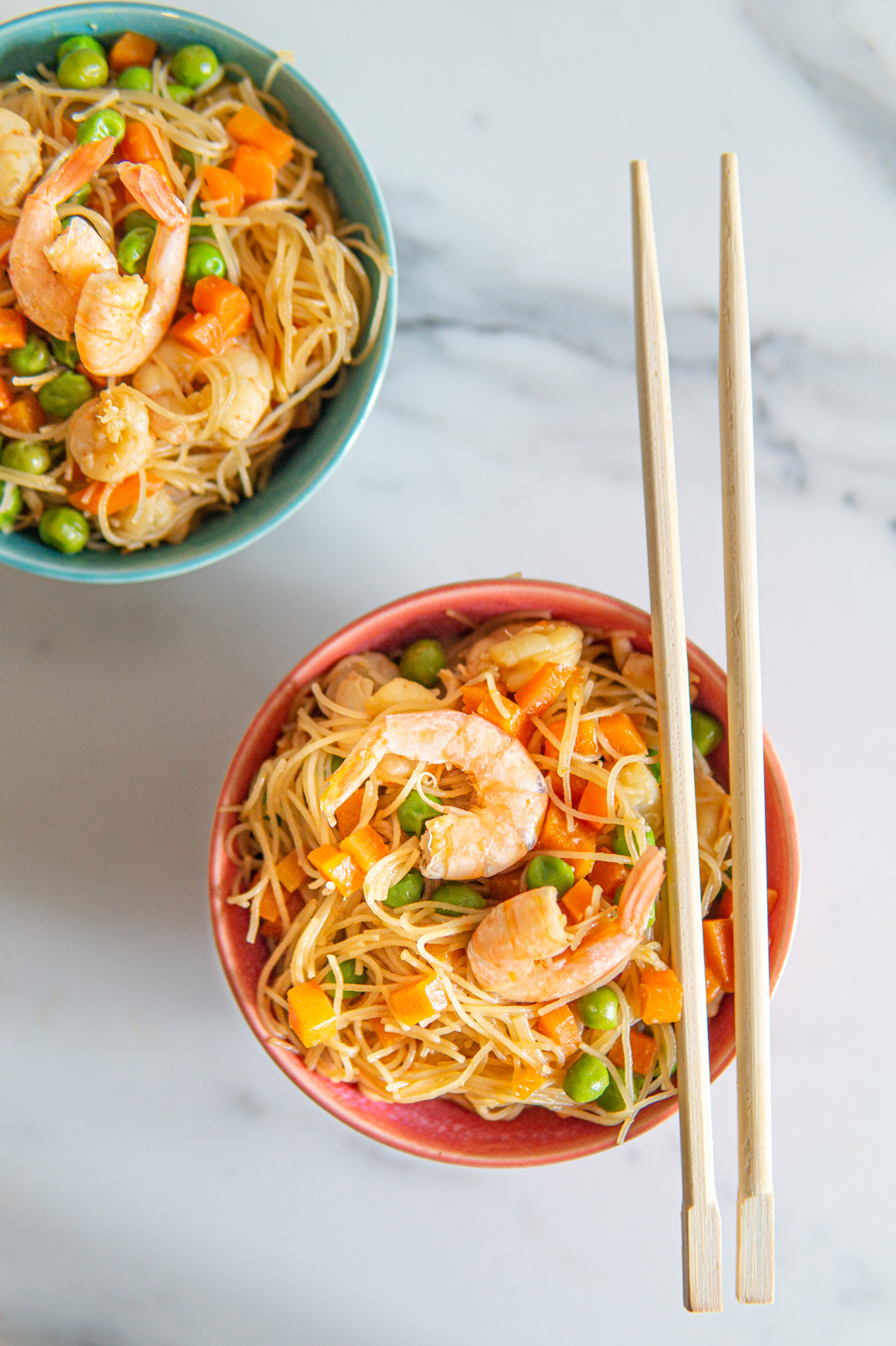 Spaghetti di riso con verdure e gamberi Basilico Secco