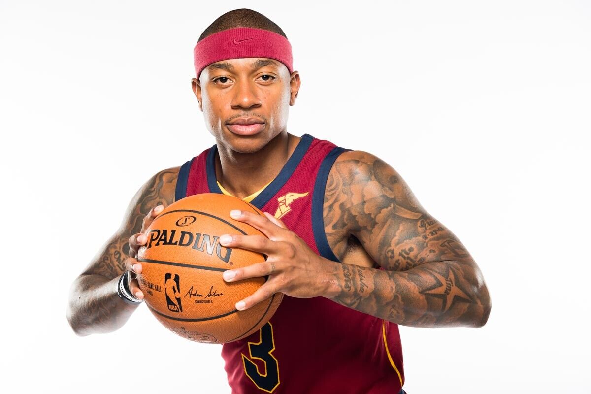 Isaiah Thomas . Isaiah Thomas ya trabaja con balón