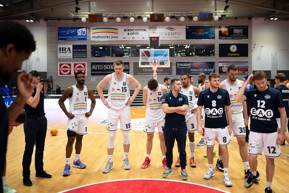 Sportliche Talfahrt hält an Medipolis SC Jena unterliegt Karlsruhe im ersten Heimspiel des