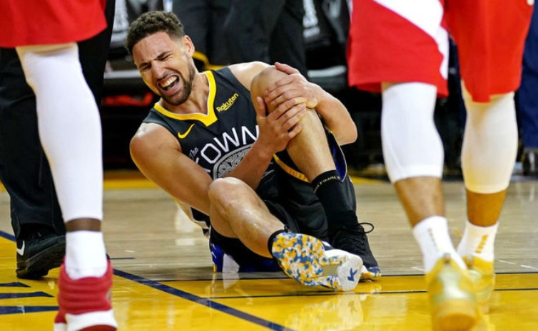 Grave lesión para Klay Thompson en su rodilla izquierda Basquet Plus