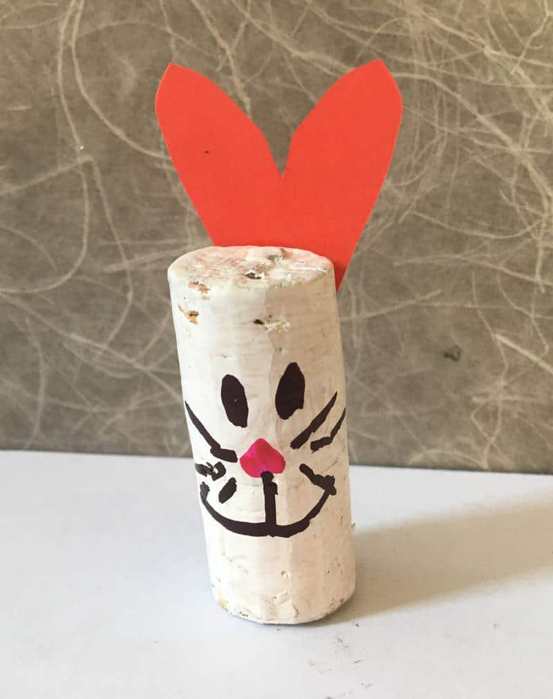 Basteln mit Weinkorken Kleiner Osterhase als Dekorationsidee