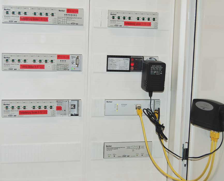 Kirchenglocken des Freiburger Münsters hören auf Berker Master Control
